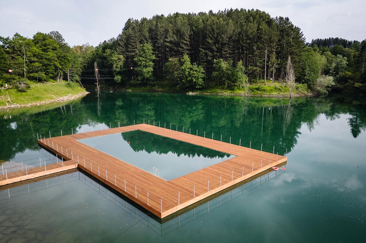 Il Lago San Vito con l'annesa piscina all'interno del 1.200 ettari di verde e foresta.
