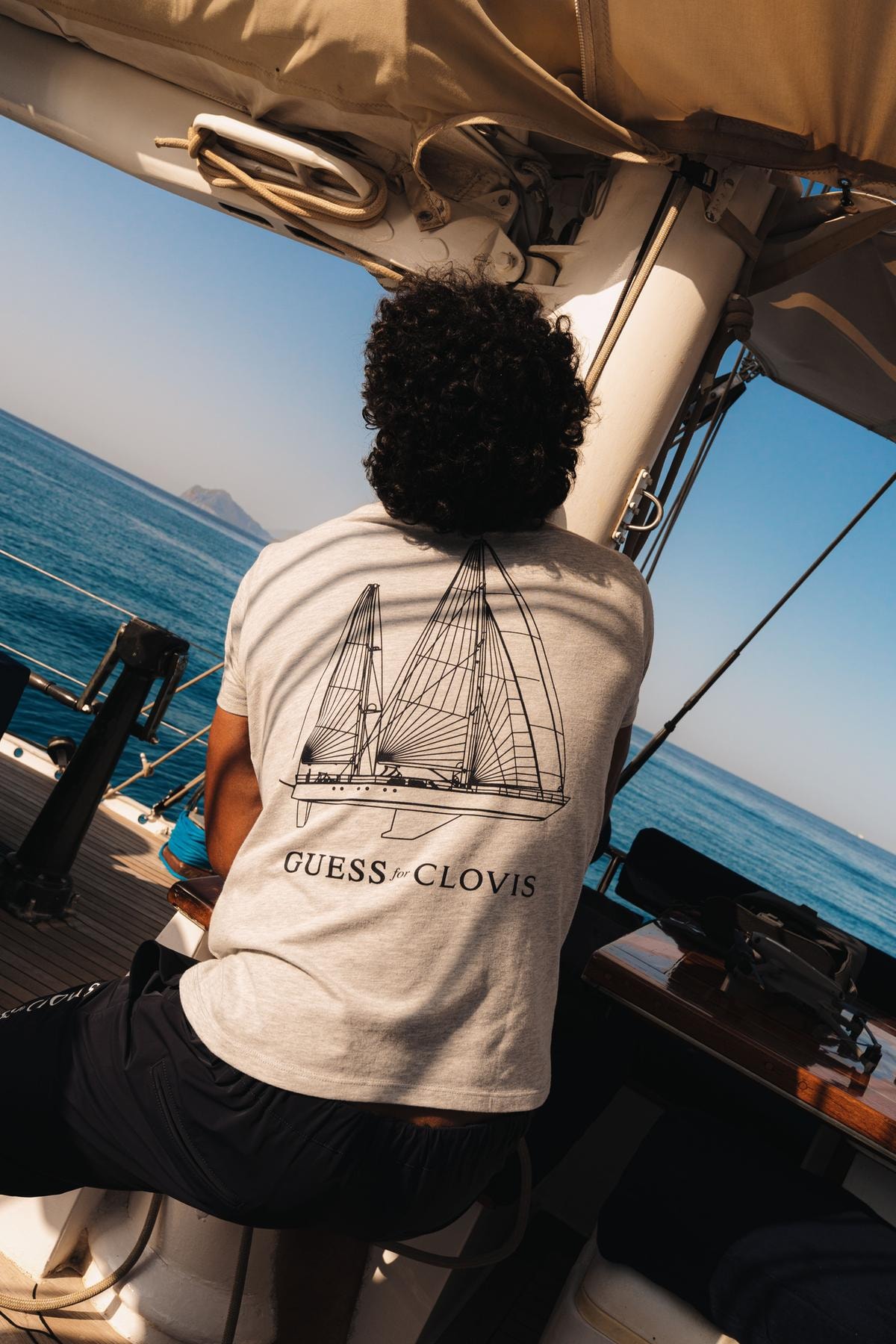 Beach club customizzati? C’è chi si è spinto oltre e ha preso il largo: ecco la collaborazione Guess x Clovis