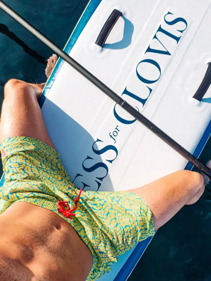 Beach club customizzati? C’è chi si è spinto oltre e ha preso il largo: ecco la collaborazione Guess x Clovis
