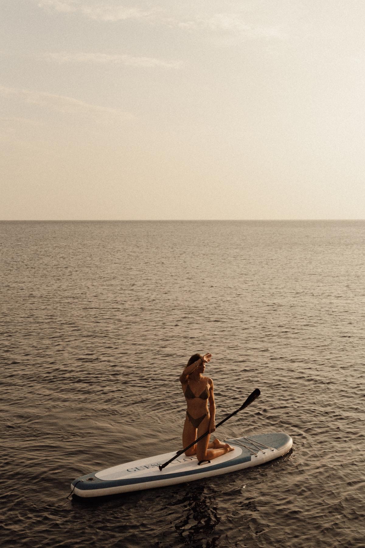 Beach club customizzati? C’è chi si è spinto oltre e ha preso il largo: ecco la collaborazione Guess x Clovis