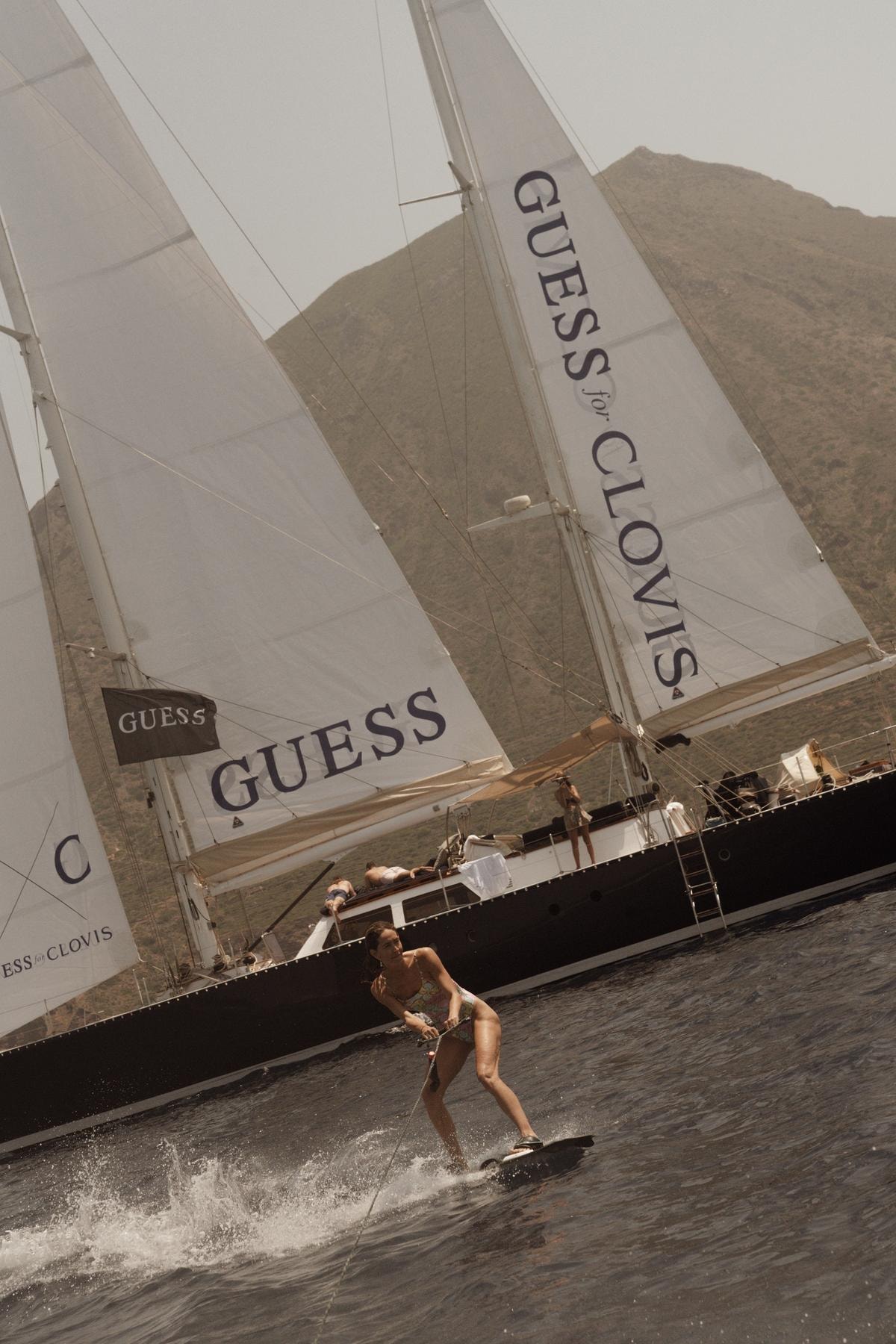 Beach club customizzati? C’è chi si è spinto oltre e ha preso il largo: ecco la collaborazione Guess x Clovis