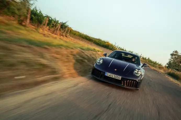 La 911 Carrera 4 GTS in edizione limitata nella tonalità Blusogno Ferragamo.