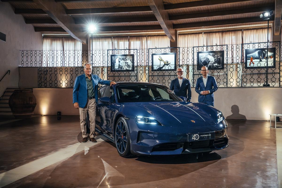 Da sinistra, Leonardo Ferragamo, presidente di Salvatore Ferragamo, Pietro Innocenti, ad Porsche Italia, Alexander Fabig, vicepresidente individualization e classic di Porsche AG, ritratti con la serie speciale Taycan 4S.