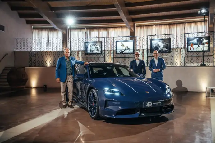 Da sinistra, Leonardo Ferragamo, presidente di Salvatore Ferragamo, Pietro Innocenti, ad Porsche Italia, Alexander Fabig, vicepresidente individualization e classic di Porsche AG, ritratti con la serie speciale Taycan 4S.