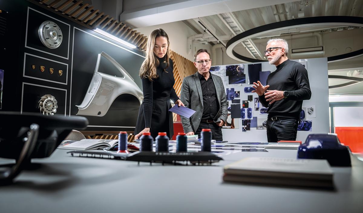 Da sinistra, Linda Segner, responsabile in Germania del progetto per i 40 anni di Porsche Italia, Grant Larson, a capo del design dei progetti speciali e Pietro Innocenti, ad Porsche Italia.