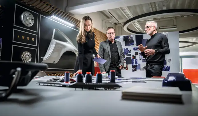 Da sinistra, Linda Segner, responsabile in Germania del progetto per i 40 anni di Porsche Italia, Grant Larson, a capo del design dei progetti speciali e Pietro Innocenti, ad Porsche Italia.