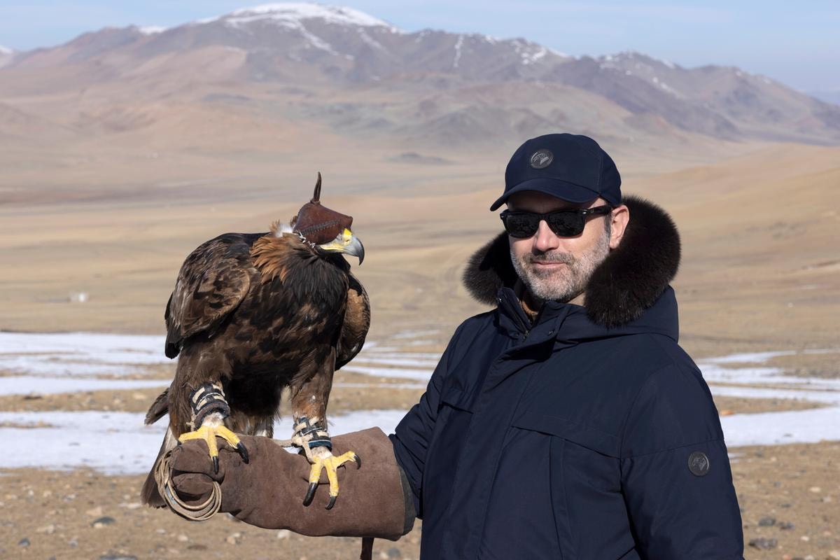 Niccolò, ceo di Stefano Ricci, in Mongolia con un’aquila reale, icona del brand.