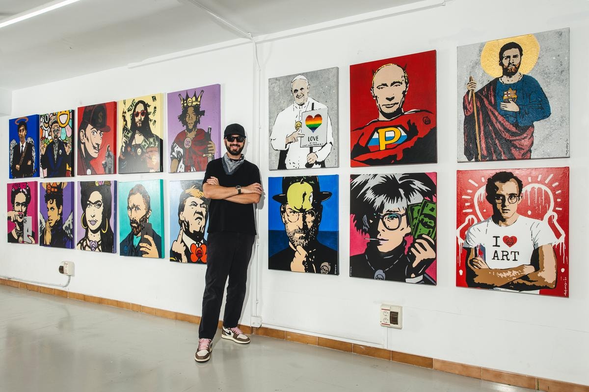Ecco chi è il Bansky italiano, ma a differenza sua, Tvboy si nasconde solo dietro un paio di occhiali da sole...