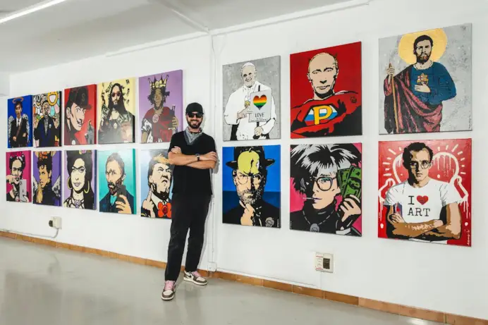 Tvboy, alias di Salvatore Benintende, 44 anni, street artist tra i più quotati dalla critica e dai collezionisti.