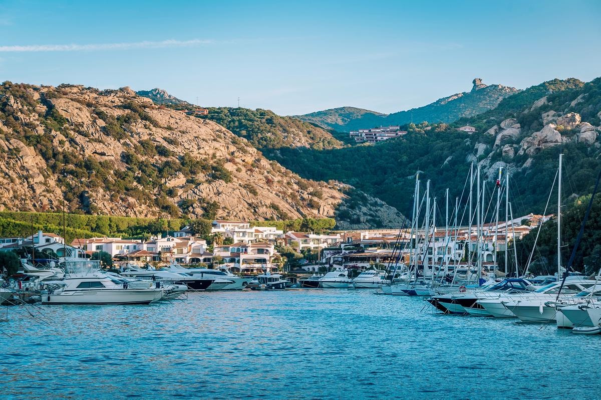 Poltu Quatu, il porto nascosto della Sardegna è il place to be di quest’estate