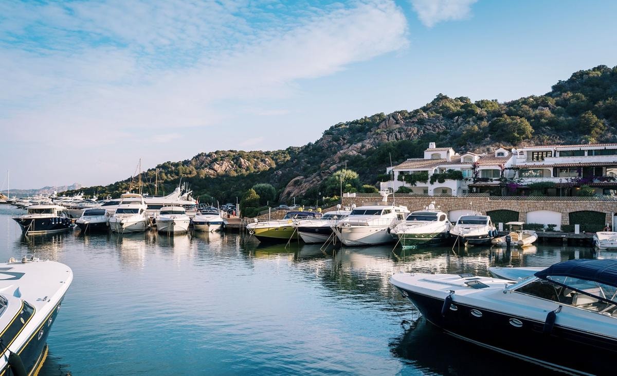 Poltu Quatu, il porto nascosto della Sardegna è il place to be di quest’estate