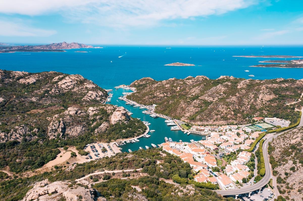 Poltu Quatu, il porto nascosto della Sardegna è il place to be di quest’estate