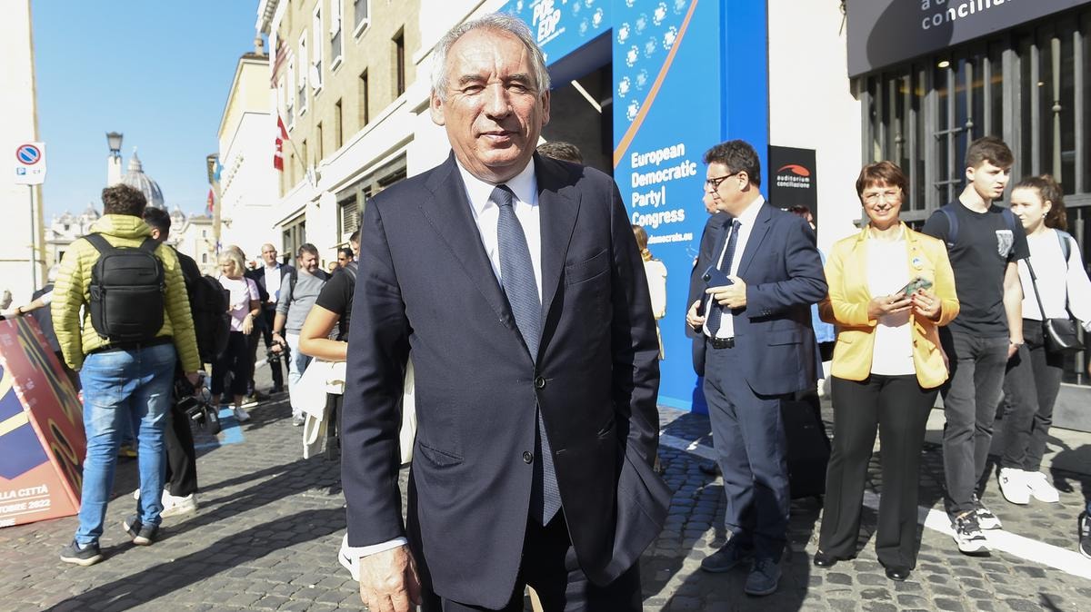 François Bayrou, primo ministro francese