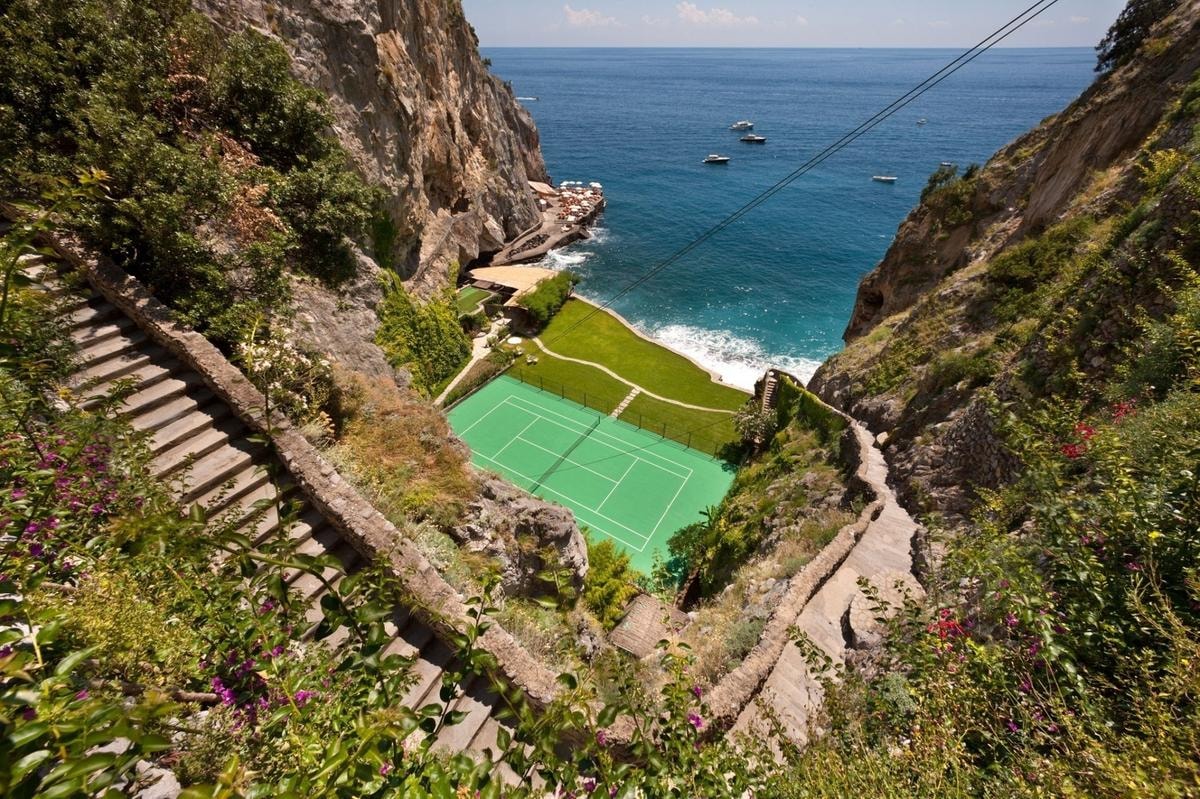 Dopo il trionfo di Sinner a Wimbledon, ecco i campi da tennis più spettacolari del mondo. E molti sono in Italia