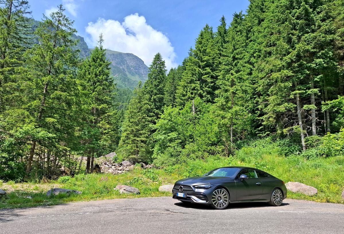 Design, comfort e agilità: la Mercedes CLE 300 4Matic conquista le strade di montagna