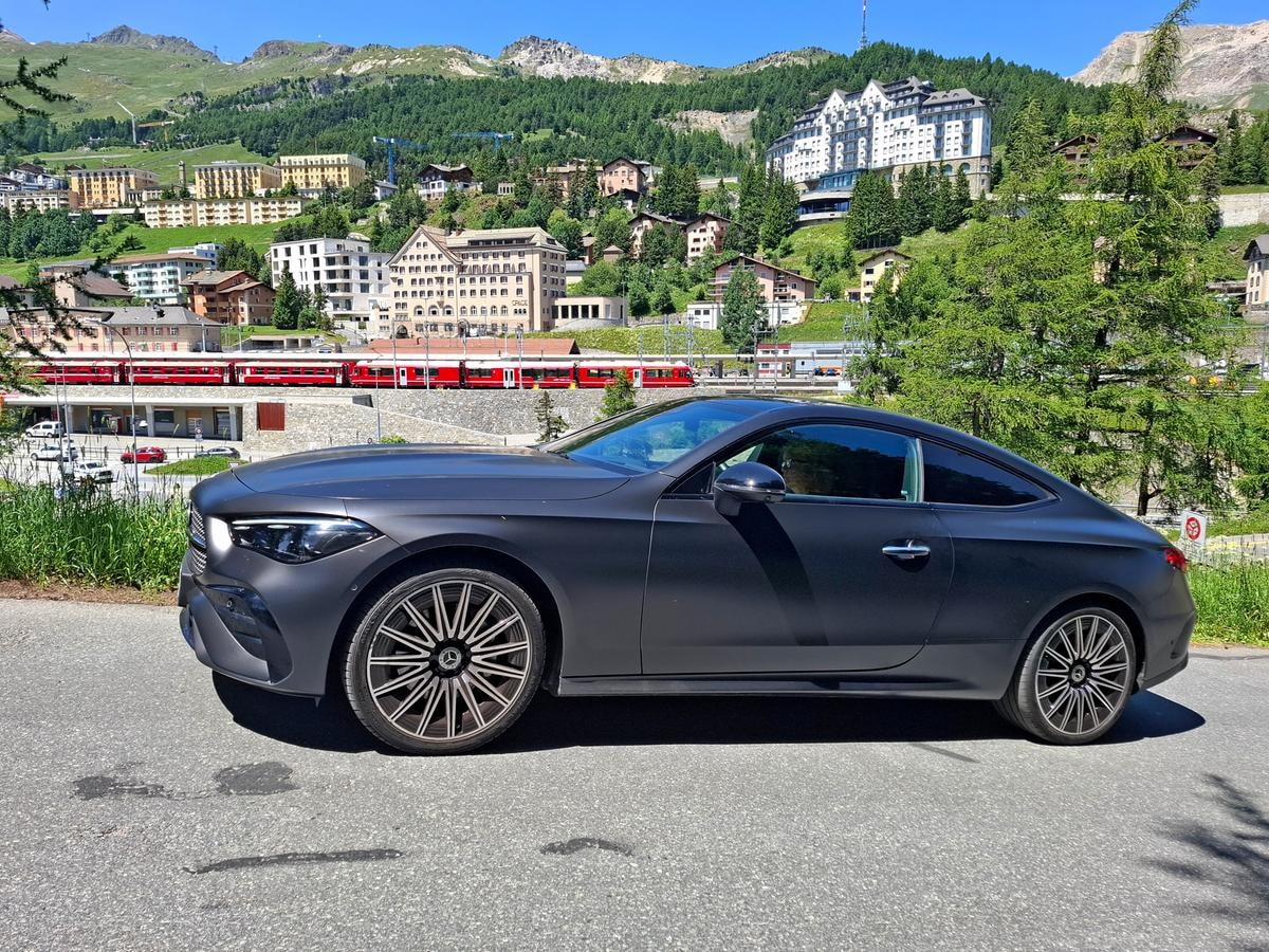 Design, comfort e agilità: la Mercedes CLE 300 4Matic conquista le strade di montagna