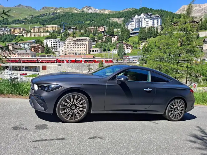 Design, comfort e agilità: la Mercedes CLE 300 4Matic conquista le strade di montagna