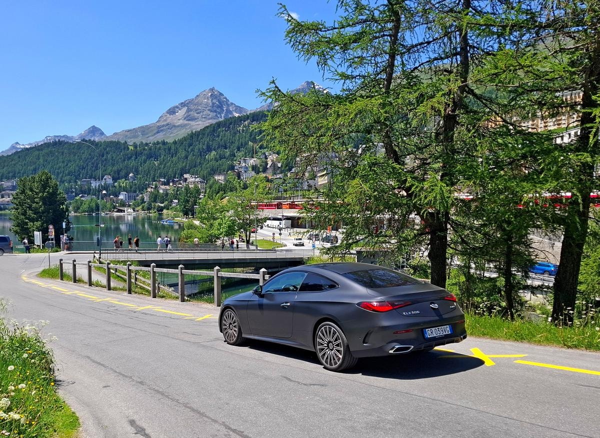Design, comfort e agilità: la Mercedes CLE 300 4Matic conquista le strade di montagna