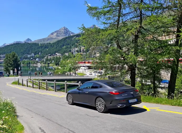 Design, comfort e agilità: la Mercedes CLE 300 4Matic conquista le strade di montagna