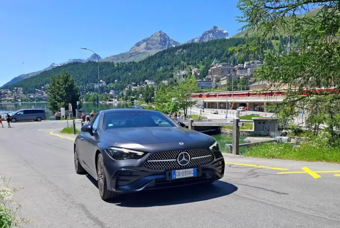 Design, comfort e agilità: la Mercedes CLE 300 4Matic conquista le strade di montagna