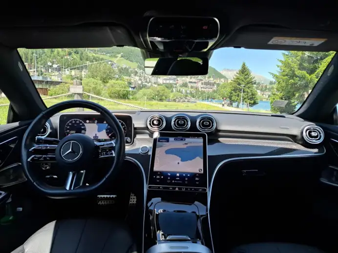 Design, comfort e agilità: la Mercedes CLE 300 4Matic conquista le strade di montagna