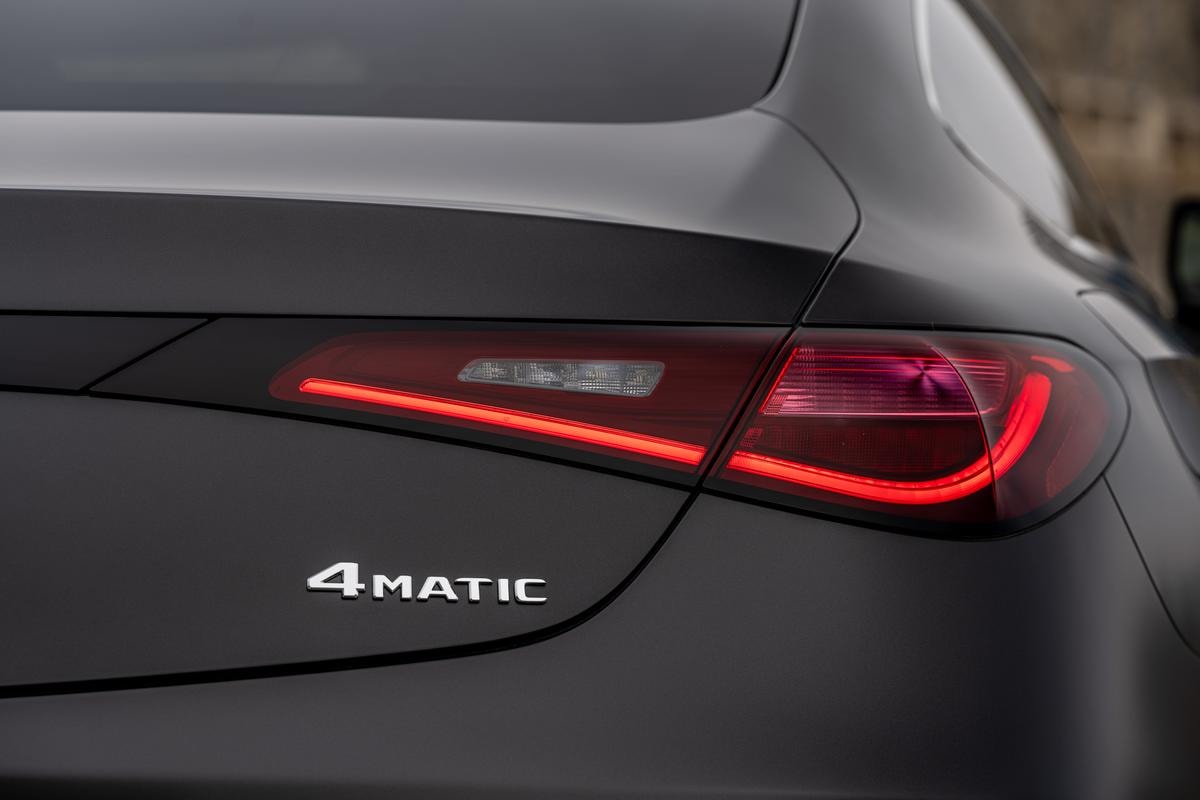 Design, comfort e agilità: la Mercedes CLE 300 4Matic conquista le strade di montagna