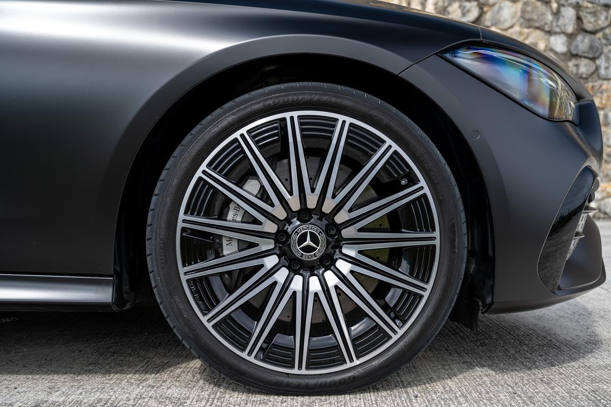 Design, comfort e agilità: la Mercedes CLE 300 4Matic conquista le strade di montagna