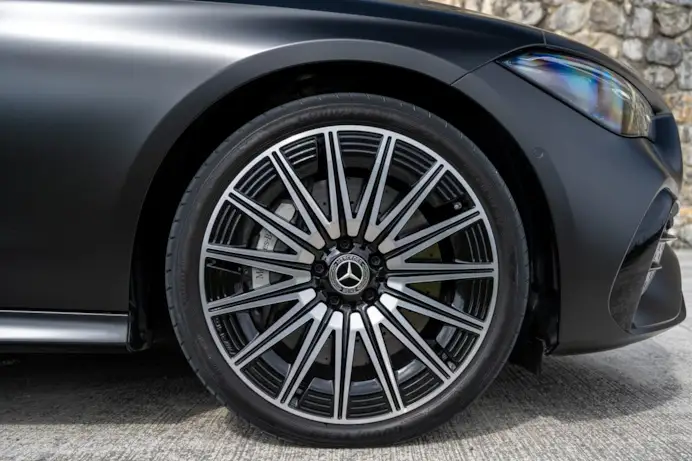 Design, comfort e agilità: la Mercedes CLE 300 4Matic conquista le strade di montagna