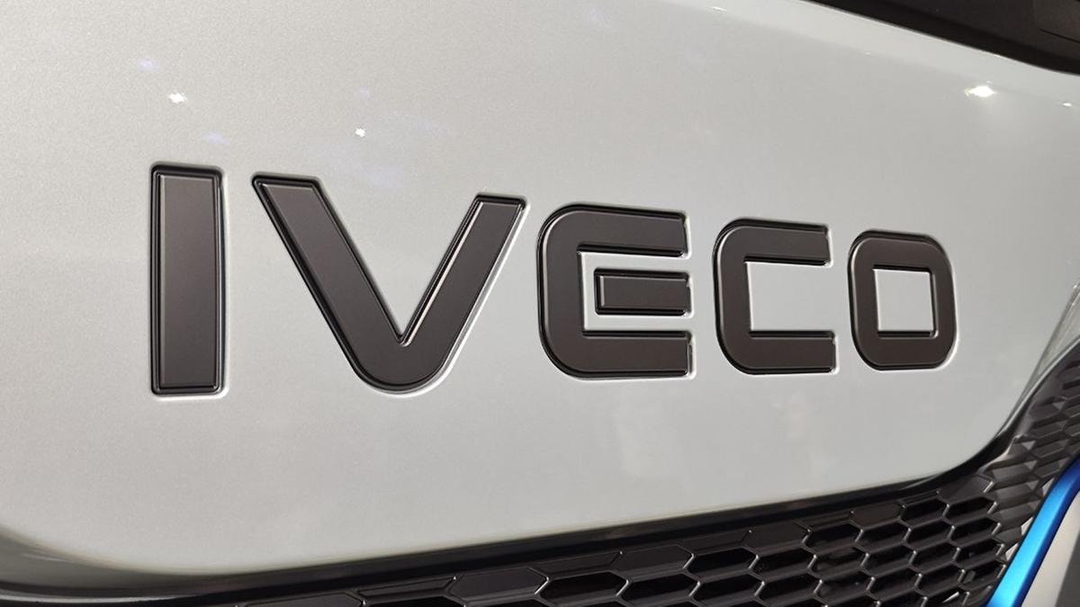 Exor tratta la cessione di Iveco: contatti con Tata Motors. Il titolo balza a Piazza Affari