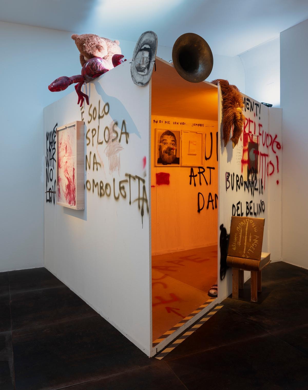 Benassi, l’artista punk con il cuore di un orso