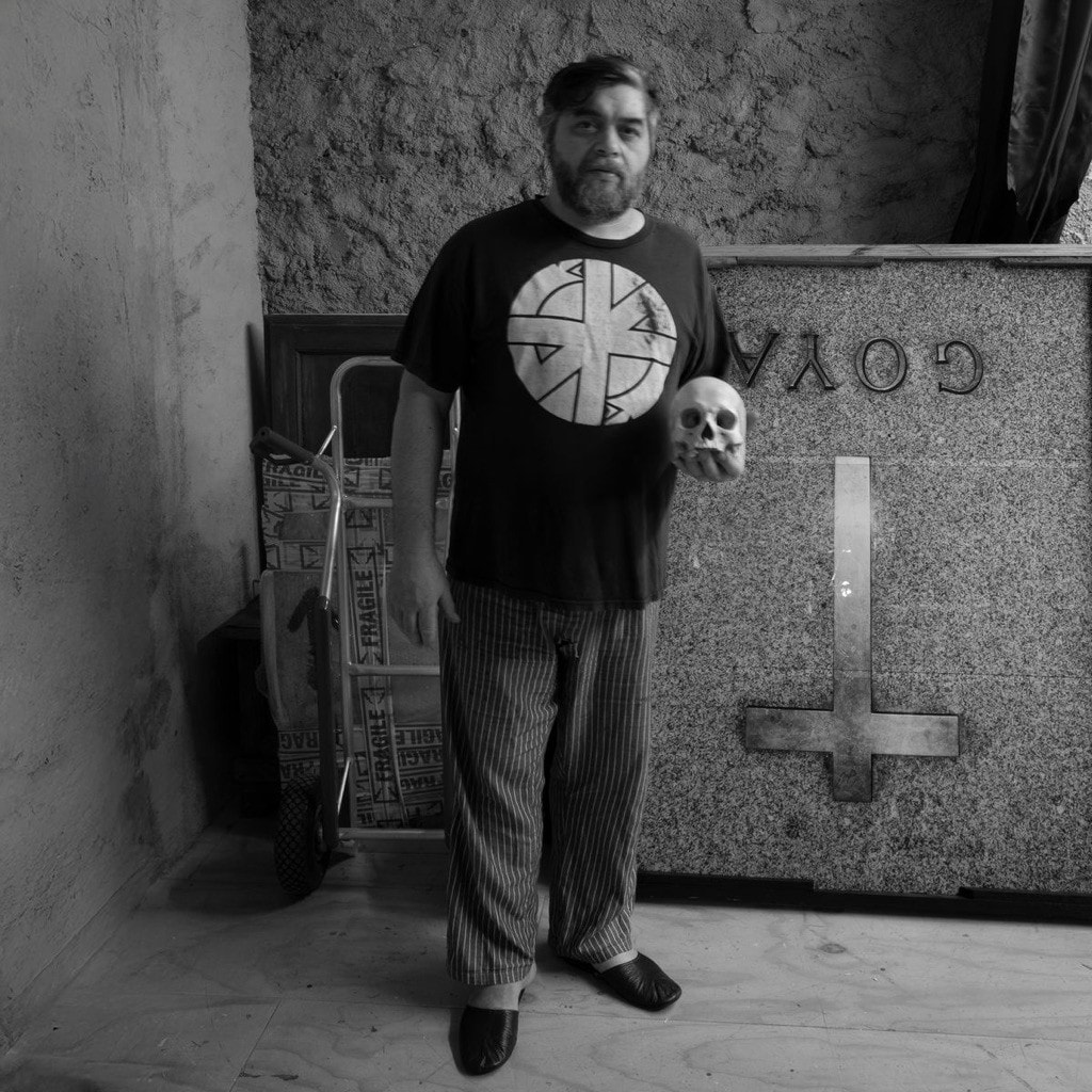 Benassi, l’artista punk con il cuore di un orso