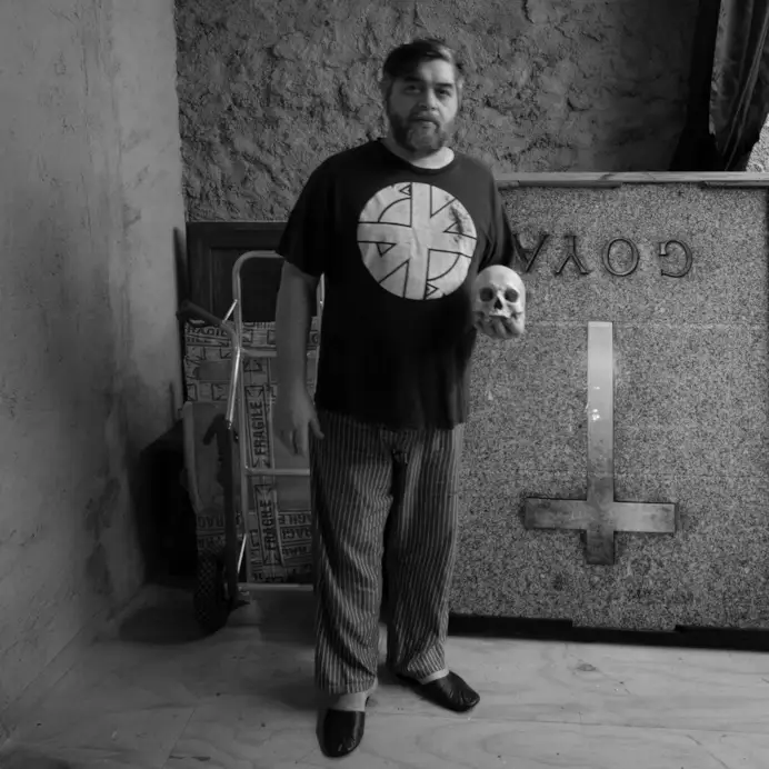 Benassi, l’artista punk con il cuore di un orso