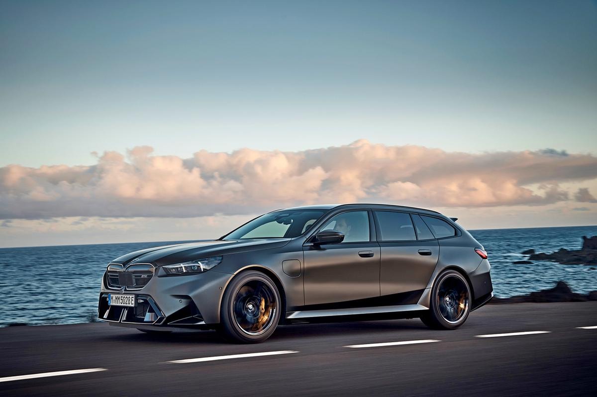 Dal garage al guardaroba: quando la Bmw M5 Touring incontra il mocassino perfetto