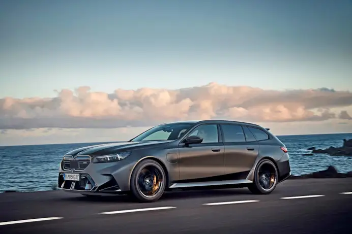 Dal garage al guardaroba: quando la Bmw M5 Touring incontra il mocassino perfetto
