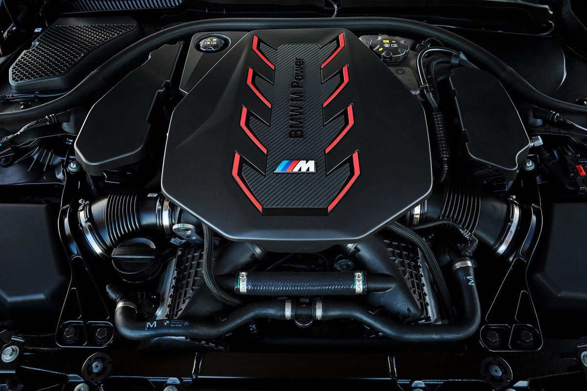 Dal garage al guardaroba: quando la Bmw M5 Touring incontra il mocassino perfetto