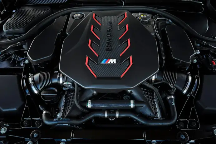 Dal garage al guardaroba: quando la Bmw M5 Touring incontra il mocassino perfetto