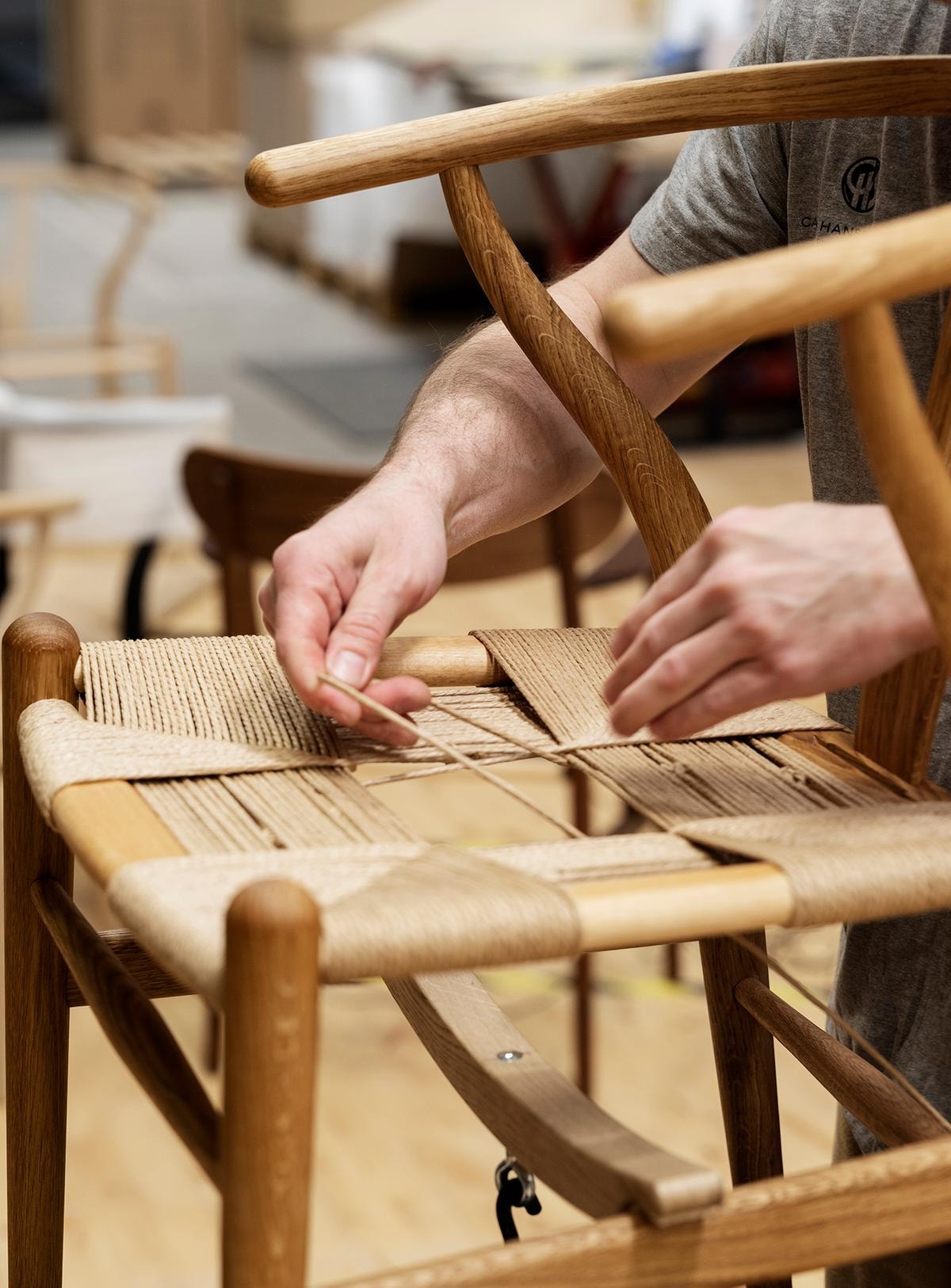Alcuni dei 100 momenti della lavorazione, ancora manuale della CH24 Wishbone Chair. Disegnata nel 1949 da Hans J. Wegner non è mai uscita dalla produzione.