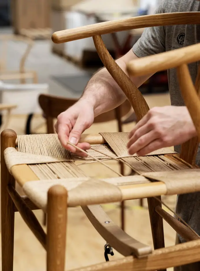 Alcuni dei 100 momenti della lavorazione, ancora manuale della CH24 Wishbone Chair. Disegnata nel 1949 da Hans J. Wegner non è mai uscita dalla produzione.
