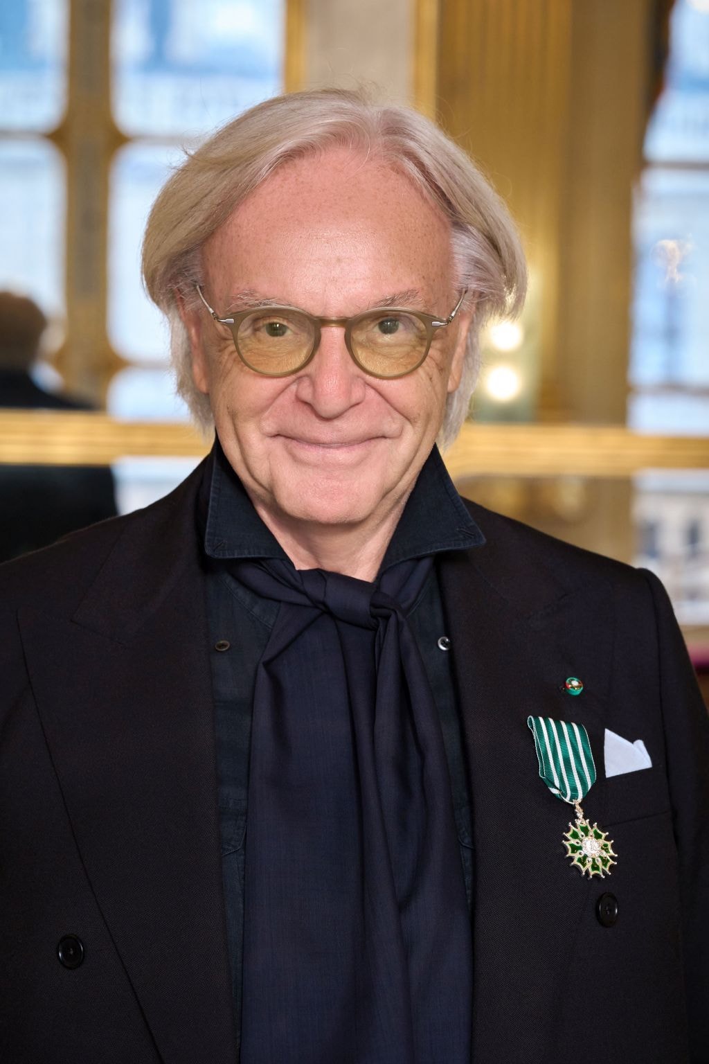 Diego Della Valle con la medaglia di Chevalier de l'ordre des arts et des lettres (ph Emanuele Scorcelletti, courtesy Tod's)