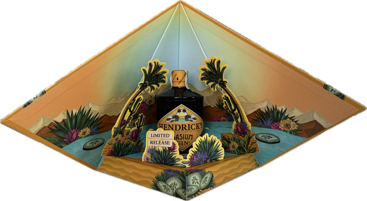 All'interno della piramide la bottiglia è circondata da indizi sulle botaniche usate per Oasium.