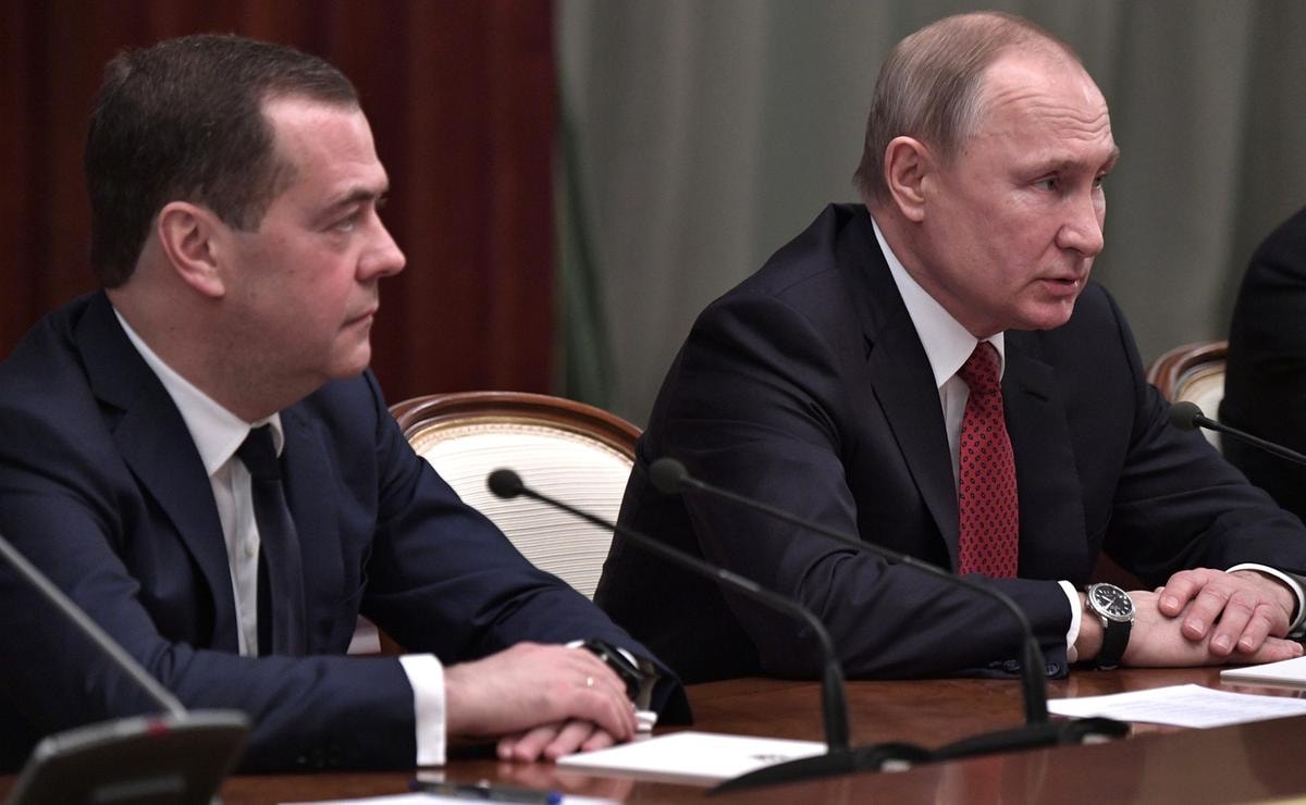 Dazi, dalla Russia Medvedev attacca l’Ue: umiliata dall’accordo con Usa. Divertente se gli europei impiccassero von der Leyen