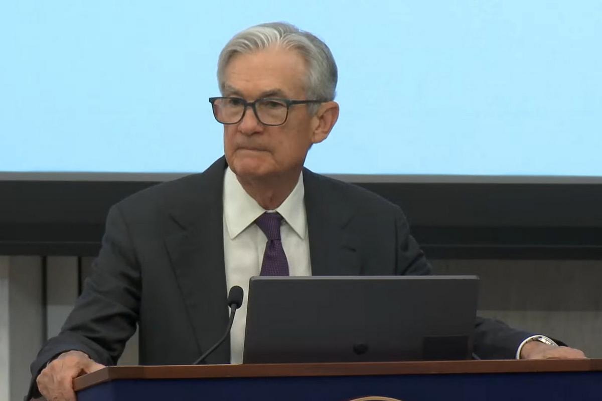 Fed verso la pausa sui tassi, ma Trump attacca. L’Europa rischia con dazi e dollaro debole