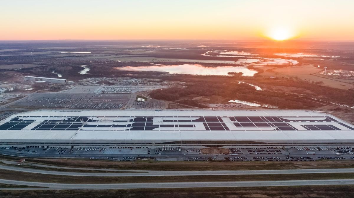 Tesla, accordo da 4,3 miliardi con Lges per produrre batterie negli Usa: Musk vuole dipendere meno dalla Cina