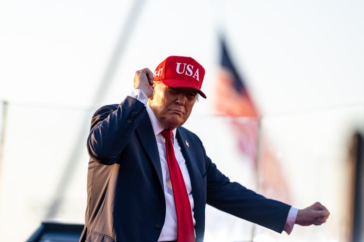 Trump alza il tiro: 25% di dazi all’India e sanzioni per la Russia. Così sfrutta la politica commerciale come leva geopolitica