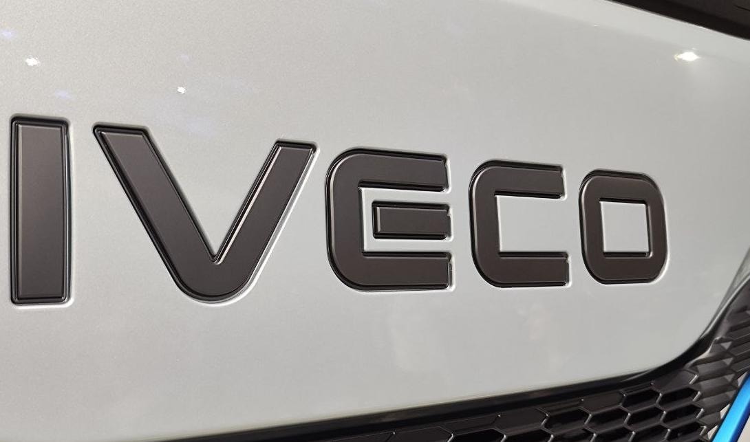 Exor, doppia cessione: Iveco all’indiana Tata Motors per 3,8 miliardi e la divisione Difesa a Leonardo per 1,7 miliardi