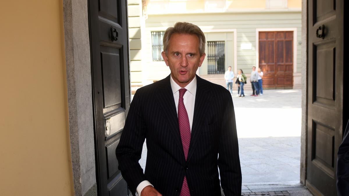 Mediobanca, utili record e corsa per l’offerta su Banca Generali: assemblea forse già il 21 agosto e ops a fine mese
