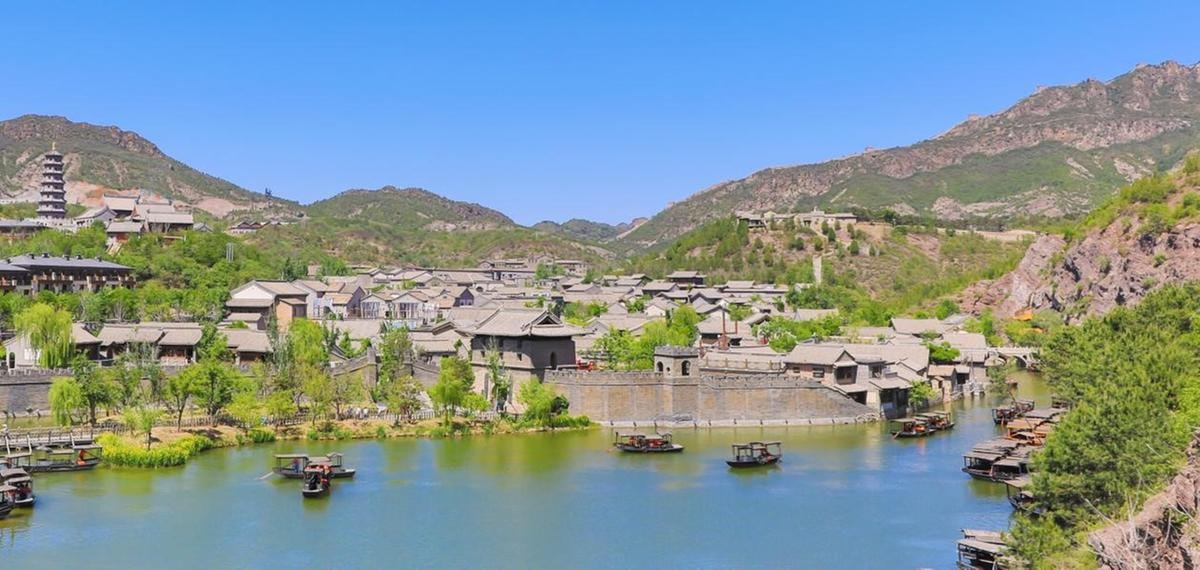Ai piedi della Muraglia, la vera attrazione del sito è Simatai Great Wall