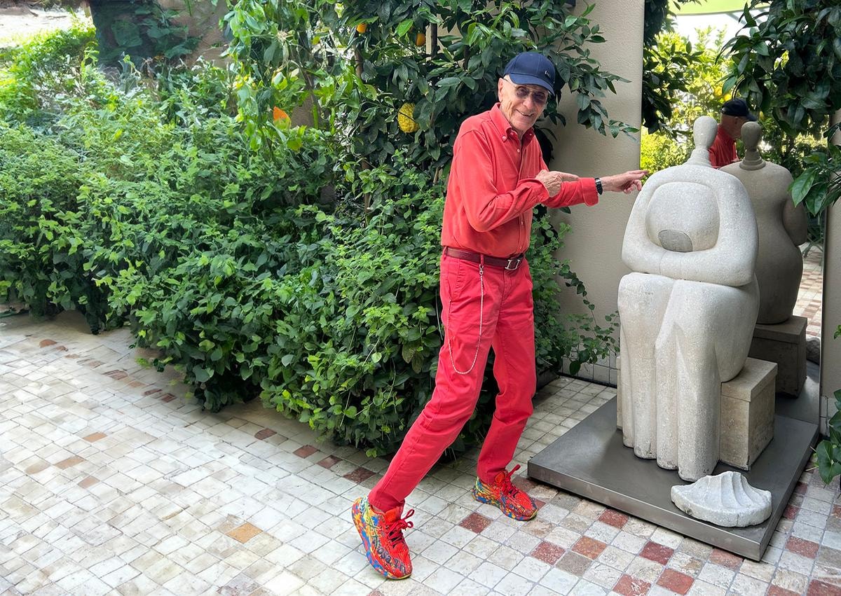 L'avvocato Salvatore Trifirò,  93 anni, sul terrazzo della sua casa di Milano. Tra limoni e lavande, una Musa dormiente di  Giorgio de Chirico.