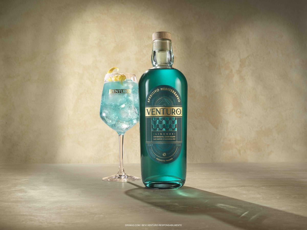 Tu di che Spritz sei? L’aperitivo italiano ha conquistato il mondo, ma c’è tutto un mondo oltre l’arancio Aperol. Ecco i 10 nuovi colori da provare quest’estate