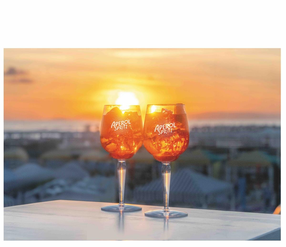 Tu di che Spritz sei? L’aperitivo italiano ha conquistato il mondo, ma c’è tutto un mondo oltre l’arancio Aperol. Ecco i 10 nuovi colori da provare quest’estate